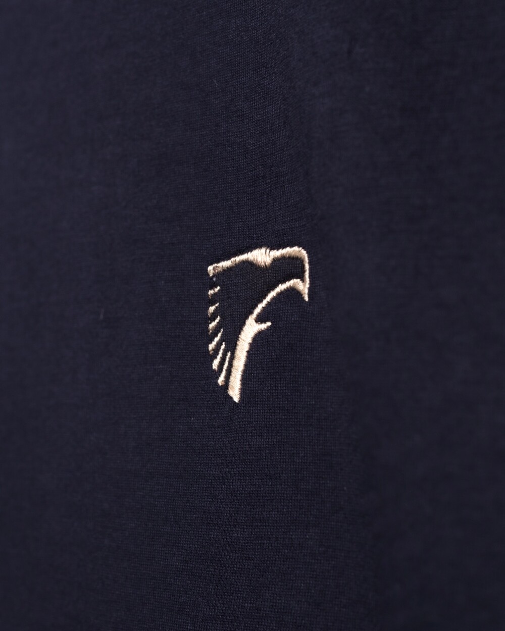 Camiseta Aurum azul Dark Night: detalle del águila bordada