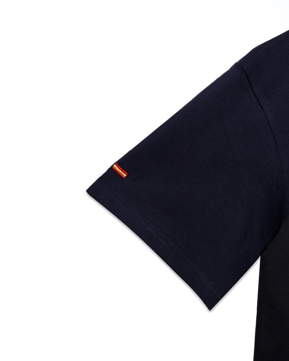 Camiseta Aurum azul Dark Night: detalle de la bandera de España bordada en la manga
