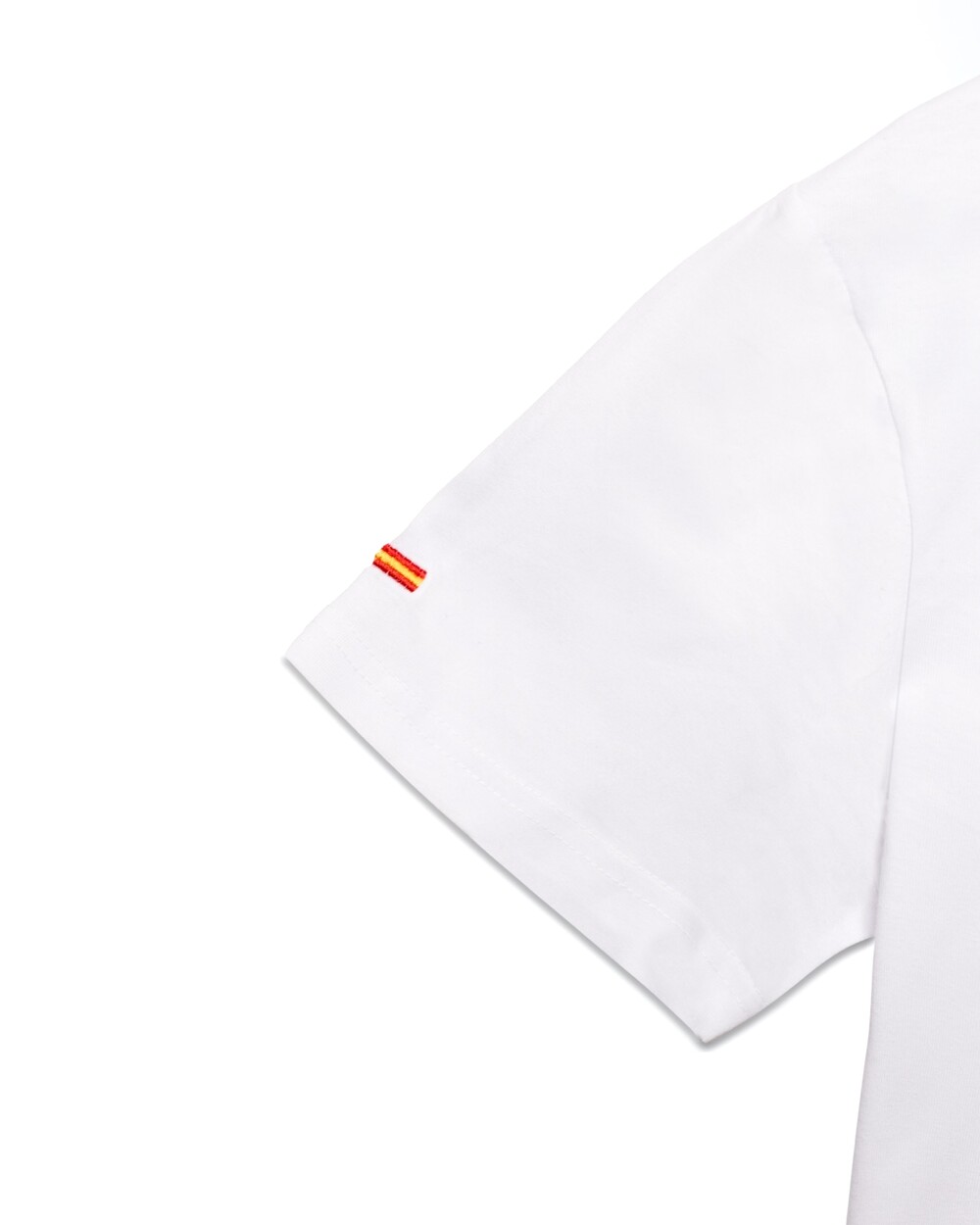 Camiseta Aurum blanca: detalle de la bandera de España bordada en la manga