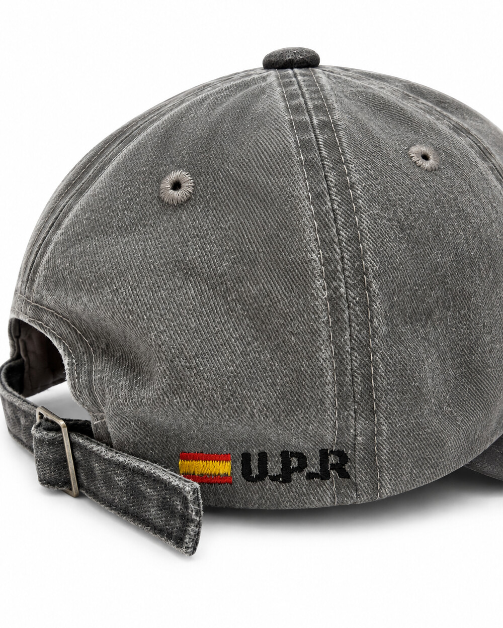 Detalle de la bandera de España y las siglas U.P.R bordadas en la Gorra Washed gris antracita