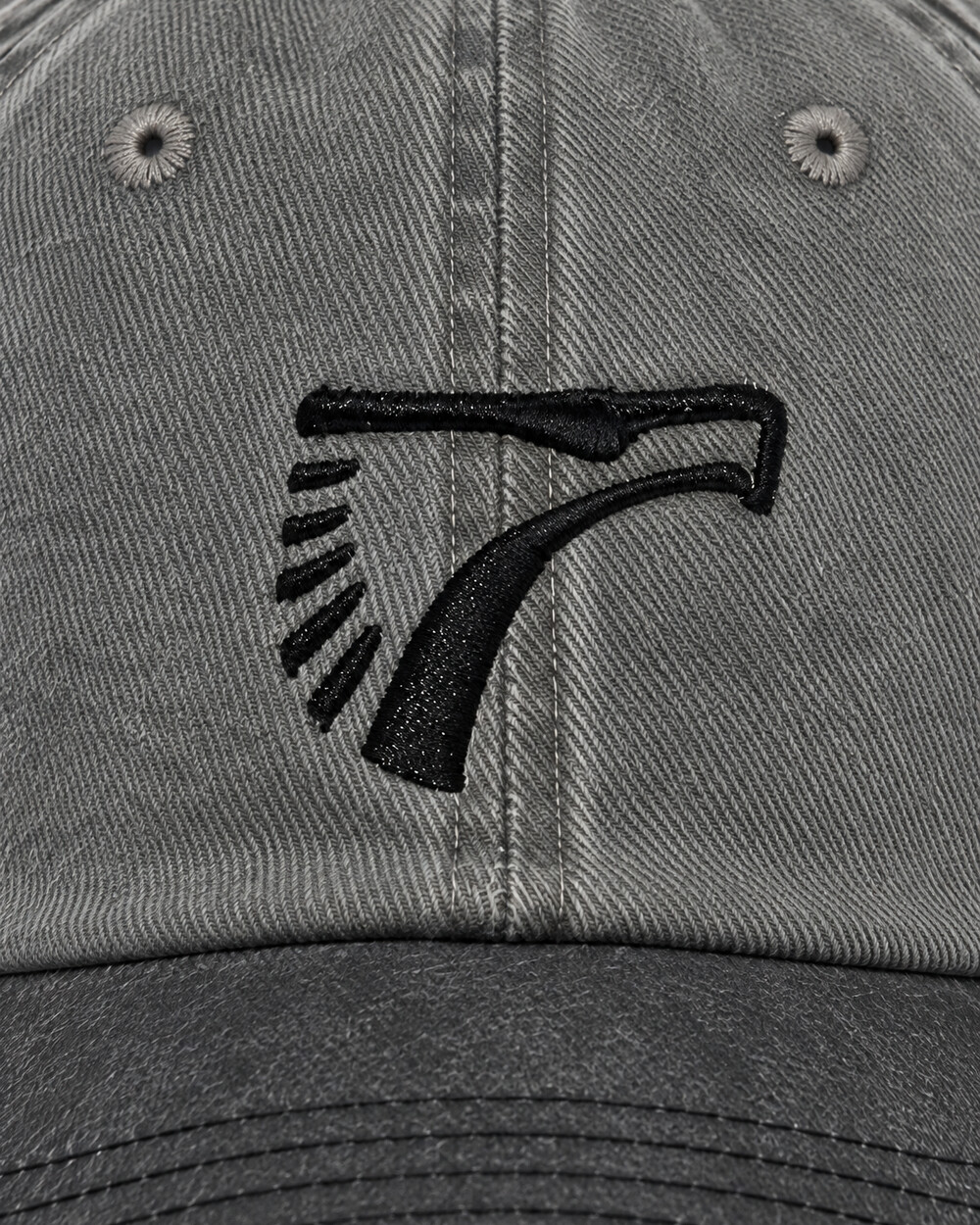 Detalle del águila bordada en la Gorra Washed gris antracita