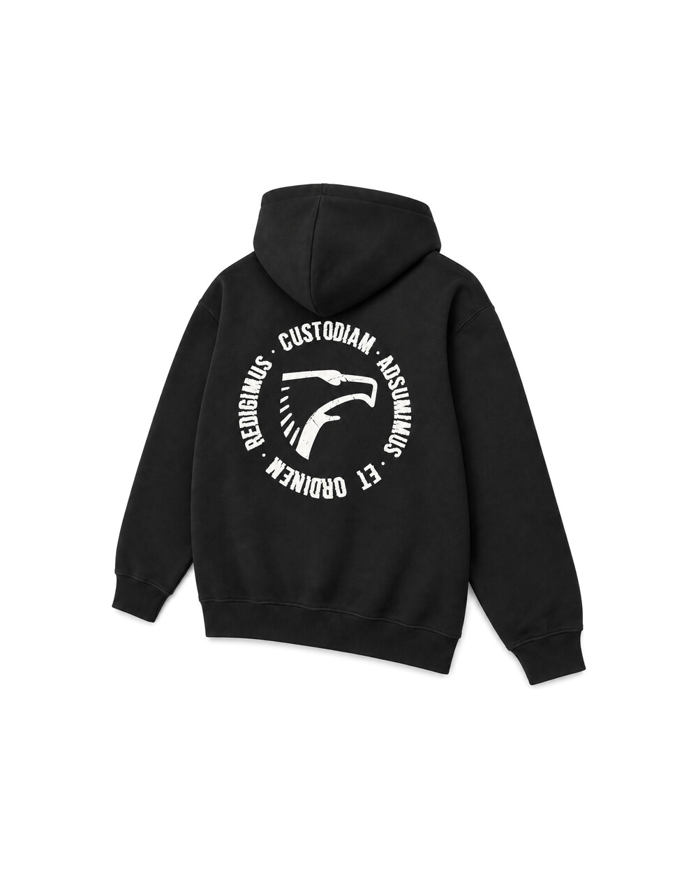Sudadera con capucha negra de espaldas en tres cuartos, con el estampado circular del águila y el lema